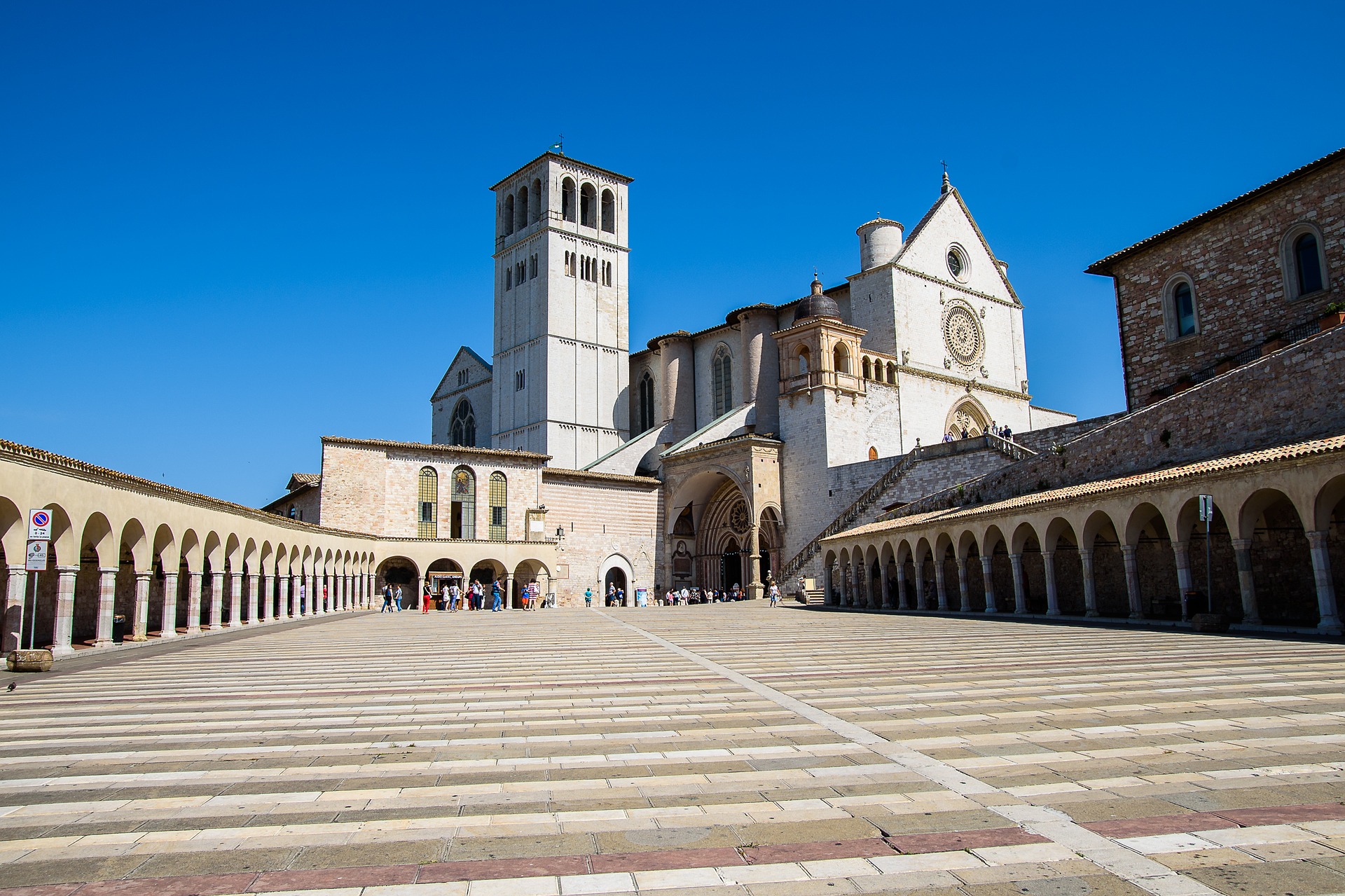 アッシジ フランチェスコ 聖堂 と 関連 修道 施設 群