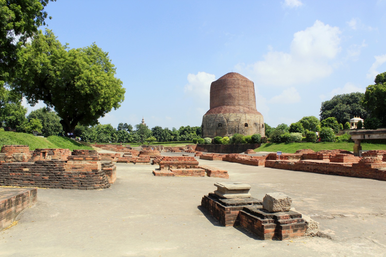 サールナートの古代仏教遺跡（インド）