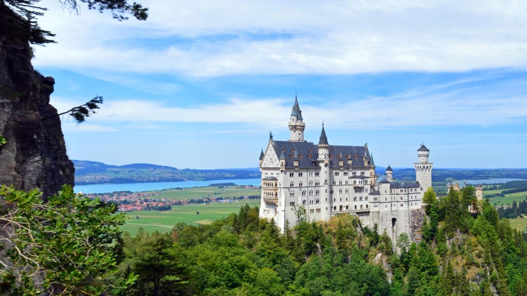 バイエルン王ルートヴィヒ2世の宮殿群：ノイシュヴァンシュタイン城、リンダーホーフ城、シャッヘン城、ヘレンキームゼー城（ドイツ連邦共和国）