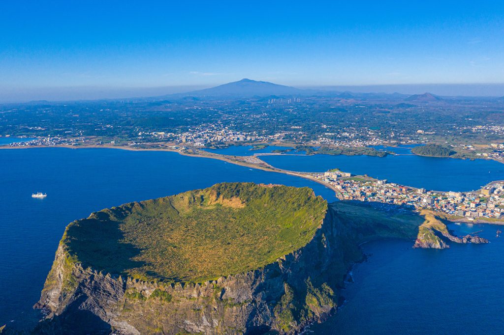 済州火山島と溶岩洞窟群（大韓民国）