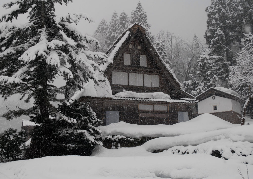 雪景色の世界遺産白川郷と五箇山の合掌造り集落